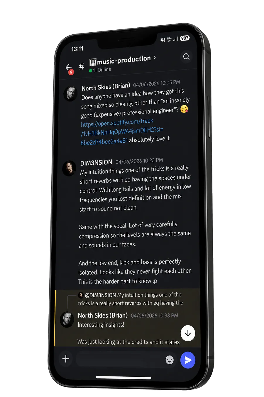 Chat de la comunidad de producción musical en Discord mostrado en un smartphone